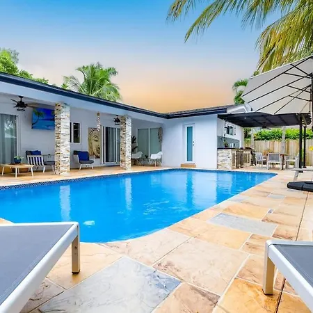 Casa Tropicana - Heated Pool, Game Room & Mins From Beach